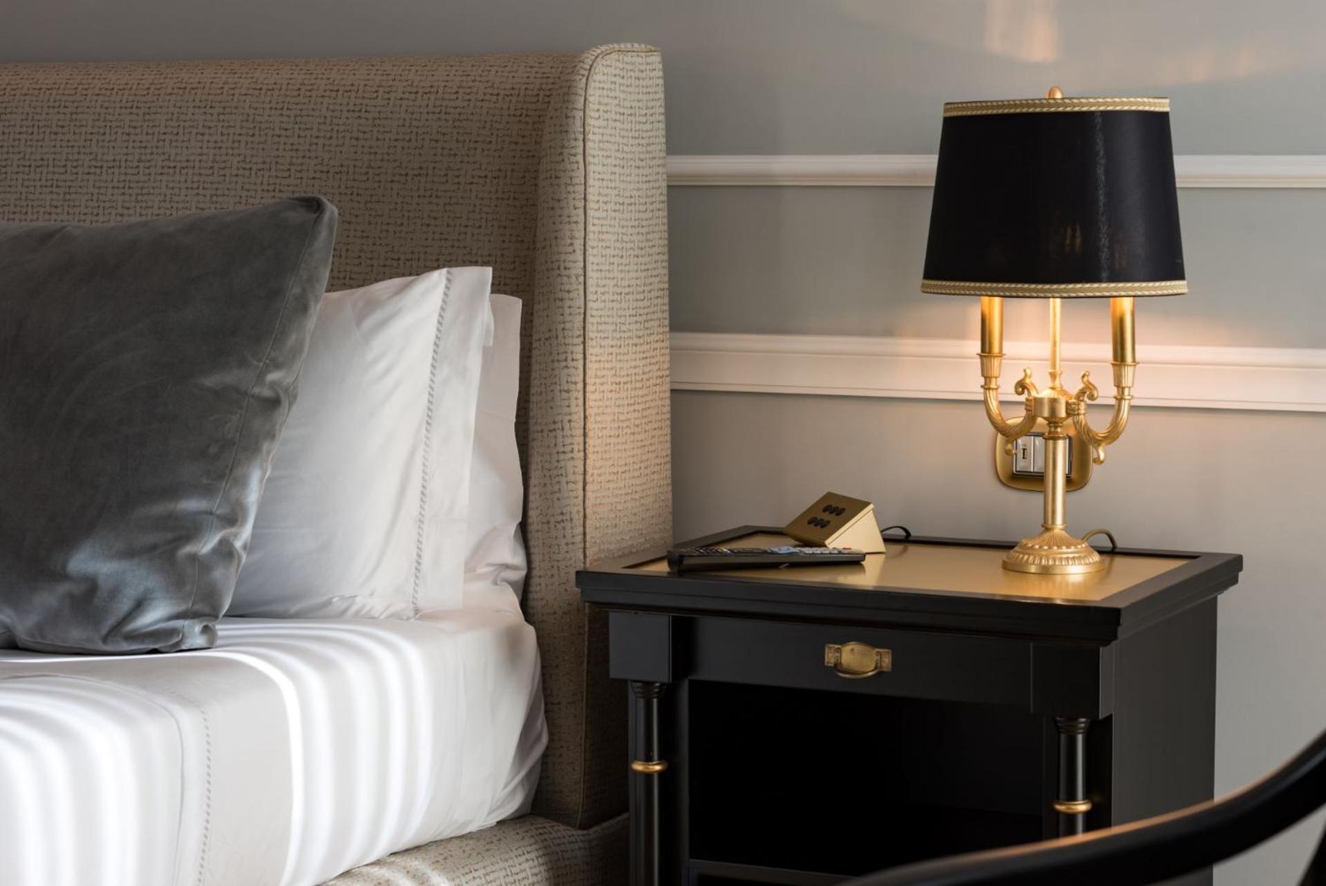 Grand Hotel Et Des Palmes Palermo Luaran gambar A lamp on a nightstand